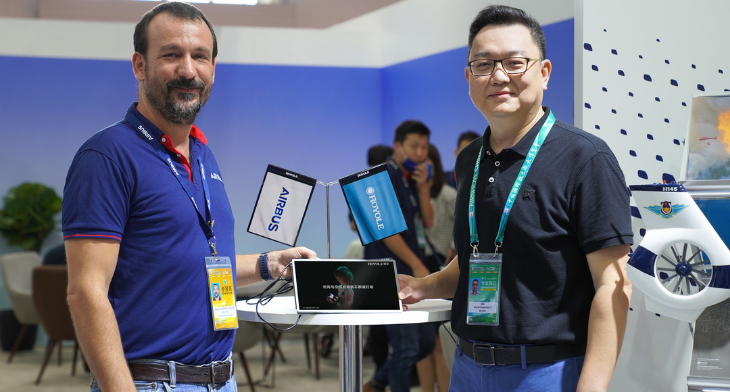 Hong Zhao, COO of Royole Corporation, and Alejandro Morales, Airbus Project Leader for Flexible Display, attended the Airshow China to showcase together the cabin flexible display prototypes